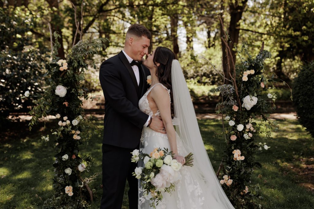FRESH SPLIT ARCH AND BRIDES BOUQUET