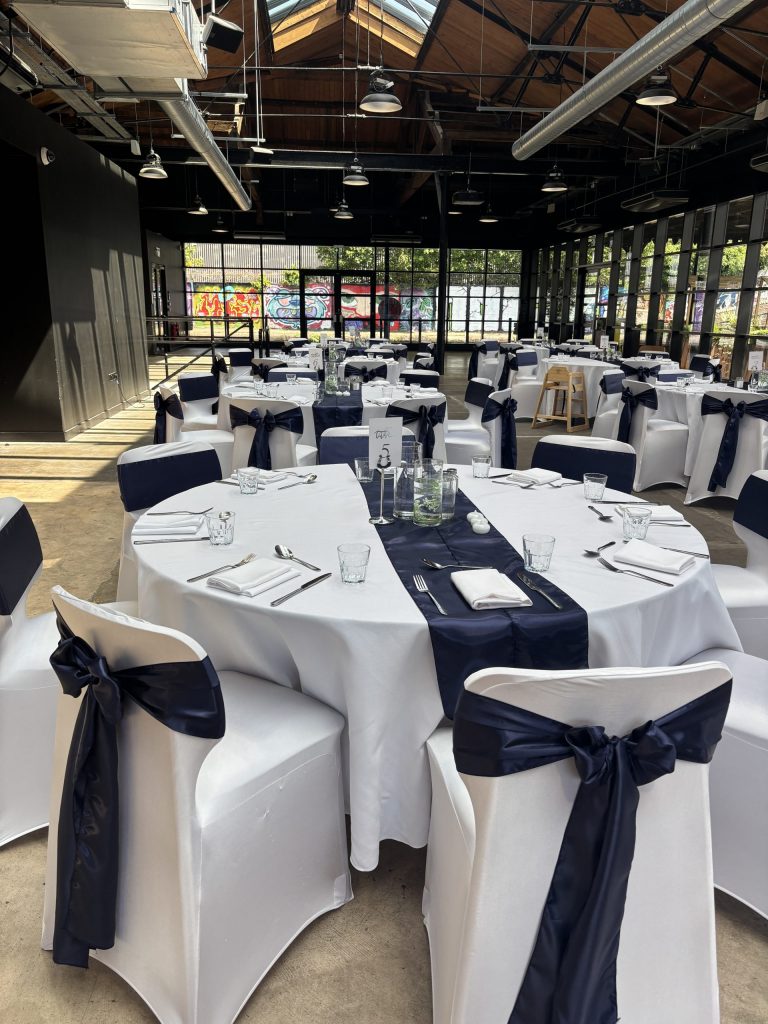 navy blé table set up