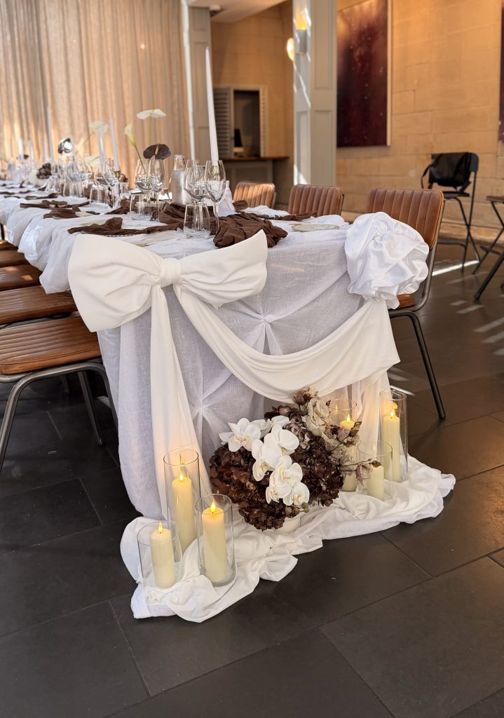 Hampton manor wedding table bow and flowers