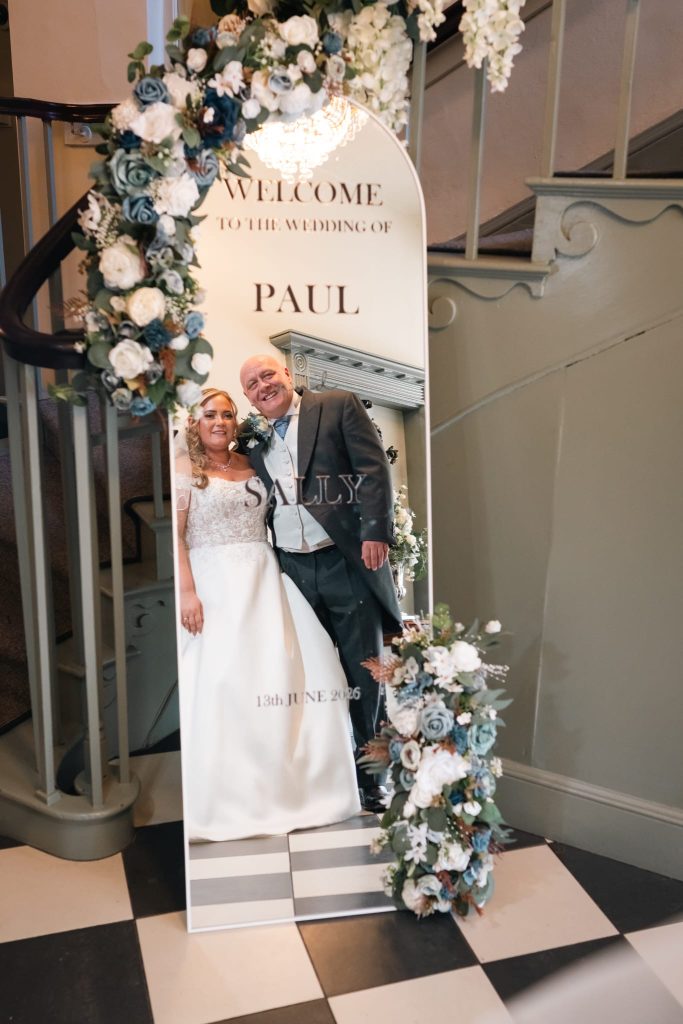 Welcome sign mirrorwith bride and groom in
