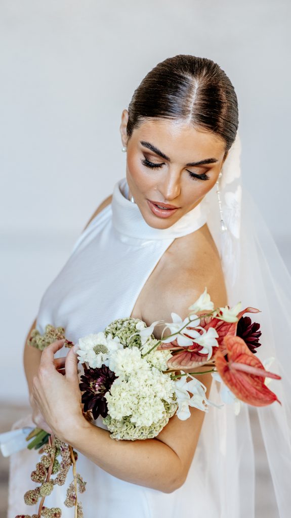 bride and fresh flower bouqurt